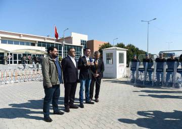 Turquía condena a más de 50 años de cárcel a 14 periodistas de un diario opositor