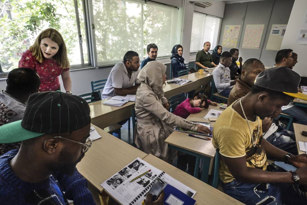 Inmigrantes y refugiados de distintas nacionalidades acuden a clase de inglÃ©s en el Centro Multifuncional de Cruz Roja en Atenas.