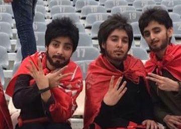 Cinco chicas disfrazadas de hombre se cuelan en un partido de fútbol en Irán