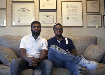 Filadelfia pagará un dólar a dos afroamericanos que fueron detenidos sin razón en Starbucks