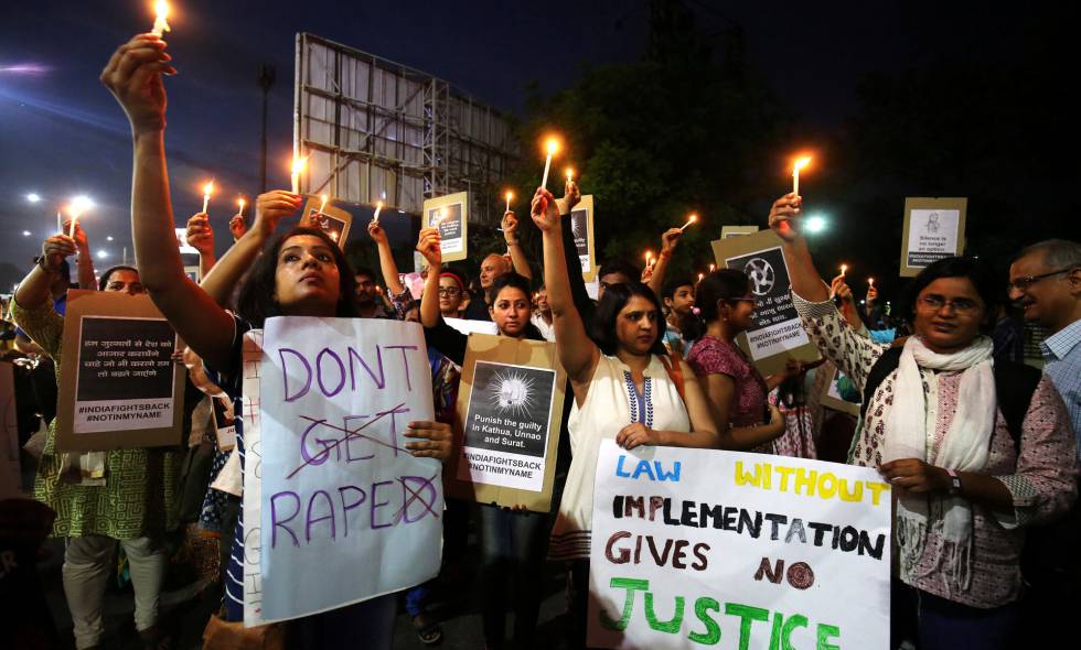 Protesta por la violaciÃ³n de una niÃ±a de ocho aÃ±os en Kathua, de una adolescente en Unnao y de una niÃ±a de 11 en Surat.