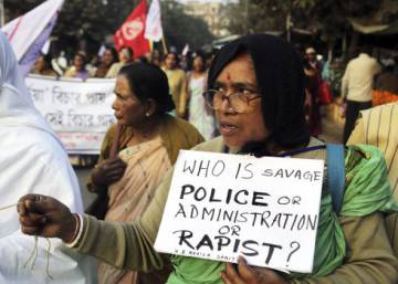 Una mujer en India, víctima de violación por orden de los patriarcas de su pueblo