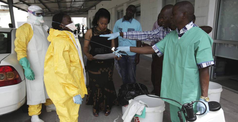 Enfermeiros ensaiam o protocolo de intervenÃ§Ã£o em caso de ebola no Congo, em 2014.