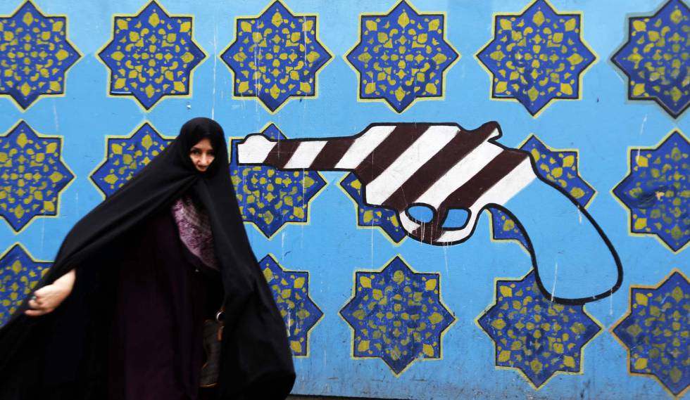 Una mujer iraní pasa este martes ante un mural en la que fuera Embajada de Estados Unidos en Teherán.