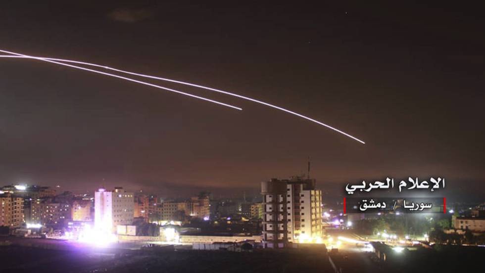 Foto cedida por fuerzas prosirias del ataque con misiles de Israel visto desde  Damasco.