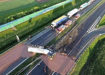 Un río de chocolate caliente vertido por un camión corta el tráfico de una autovía en Polonia