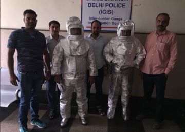 Arrestados padre e hijo por ‘el timo del traje espacial’ en India