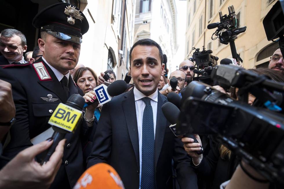 El lÃder del Movimiento Cinco Estrellas (M5S), Luigi di Maio, atiende a los medios en Roma este viernes.