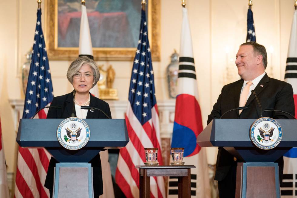 El secretario de Estado, Mike Pompeo, con su homÃ³loga surcoreana, Kang Kyung-wha, este viernes en Washington