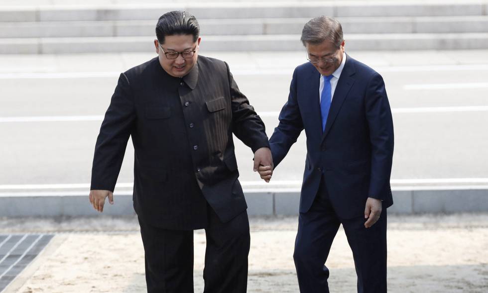 Kim Jong-un y Moon Jae-in durante la histórica cumbre entre las dos Coreas en abril.
