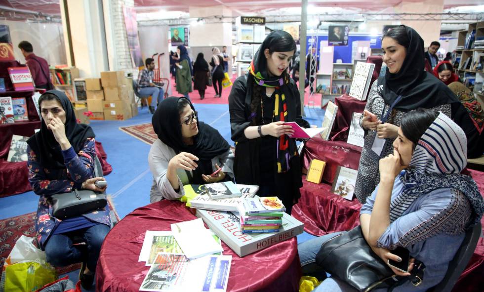 JÃ³venes en la Feria del Libro de TeherÃ¡n el martes.