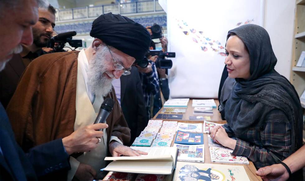 El ayatolá Ali Jamenei en la Feria del Libro de Teherán el viernes.
