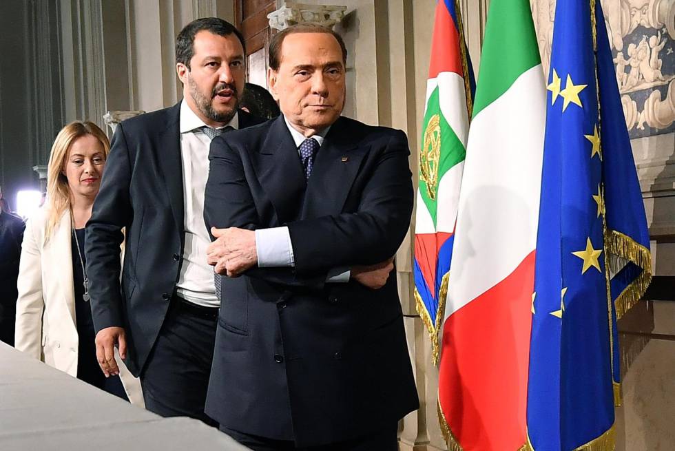 Silvio Berlusconi con la delegación del centroderecha el 7 de mayo en el Quirinal.