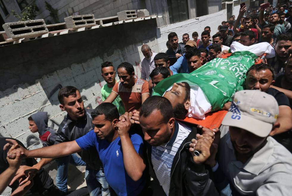 Varios palestinos llevan el cuerpo de un hombre de 27 aÃ±os, muerto ayer durante las protestas, durante su funeral en Nusseirat.