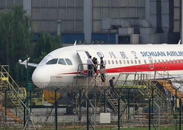 El copiloto de un vuelo comercial chino resulta parcialmente succionado fuera de la cabina