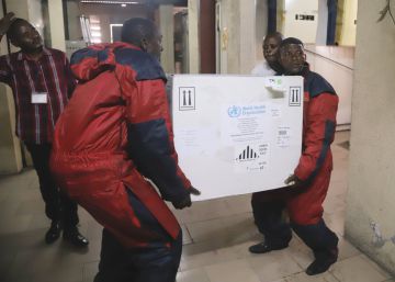 Trabajadores sanitarios transportan las primeras dosis de vacunas experimentales contra el ébola.