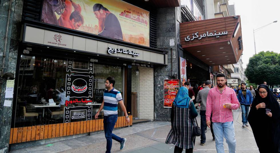 TranseÃºntes pasan junto a un restaurante en una calle de TeherÃ¡n, el pasado 1 de mayo.
