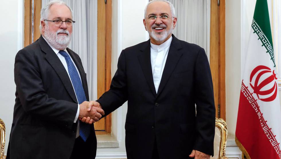 El comisario europeo Miguel Arias Cañete (izquierda) estrecha la mano al ministro iraní de Exteriores, Mohammad Javad Zarif, el 20 de mayo en Teherán.