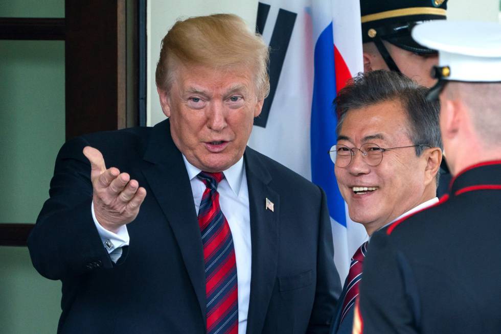 Donald Trump, este martes en la Casa Blanca junto al presidente surcoreano, Moon Jae-in.