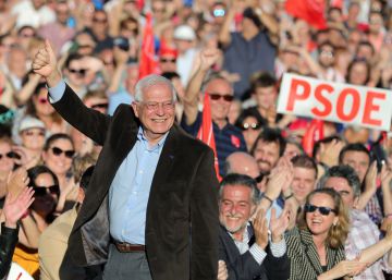 Borrell saluda a los asistentes al acto de cierre de campaña del PSOE.