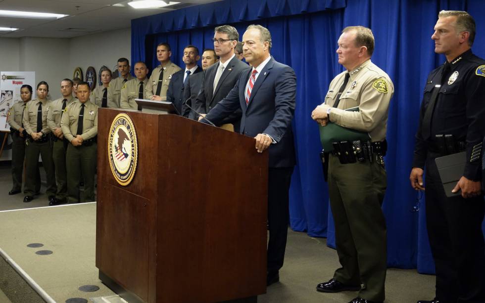 Representantes de la Fiscalía, el FBI, el sheriff de Los Ángeles y la policía de Pomona, presentan los resultados de la operación, el miércoles.