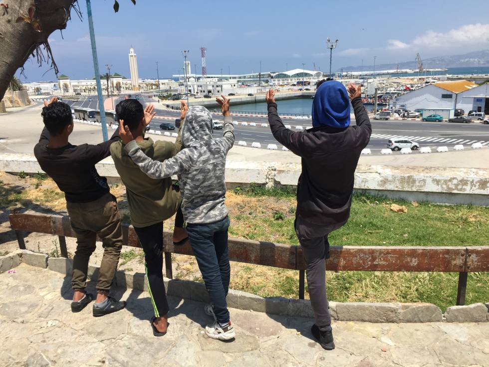 Varios niÃ±os, apostados el pasado lunes frente al puerto de Tanger-Ville, en el lugar desde donde suelen controlar la salida de autobuses.