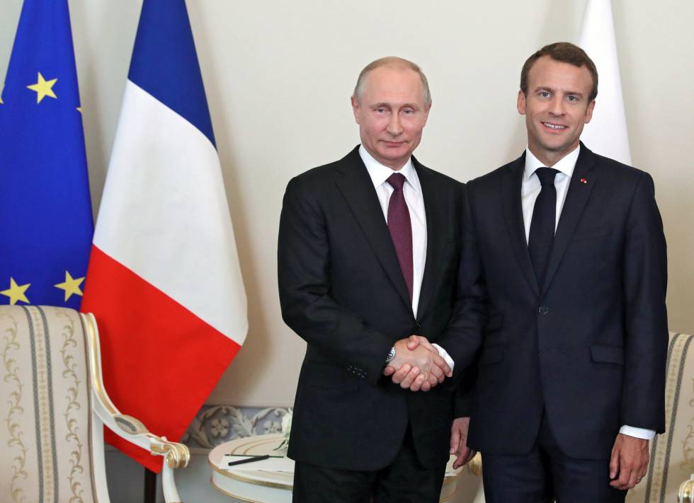 El presidente francÃ©s, Emmanuel Macron, junto a su homÃ³logo ruso, VladÃ­mir Putin, este jueves en San Petersburgo.