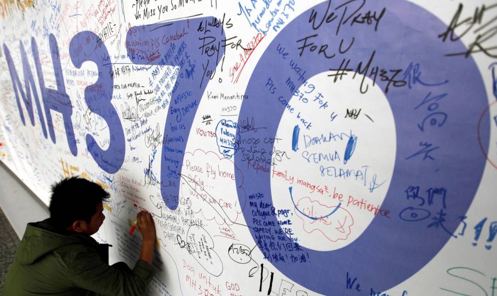 Un hombre deja un mensaje dedicado a los pasajeros del MH370, en el aeropuerto de Kuala Lumpur (Malasia), en 2014. 