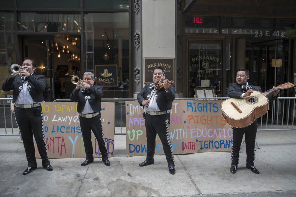 Discrimination In The Us Abused For Speaking Spanish My A Mariachi Band Sings Outside The Office Of Lawyer Who Abused Spanish Speakers At Restaurant Ap