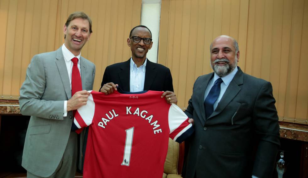 El presidente de Ruanda, Paul Kagame, junto al exfutbolista del Arsenal, Tony Adams, en 2014.