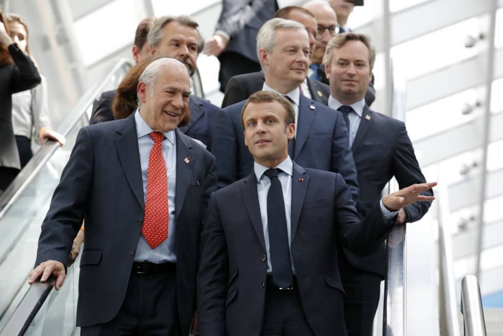 El presidente francés, Emmanuel Macron, y el secretario general de la OCDE, Ãngel GurrÃa