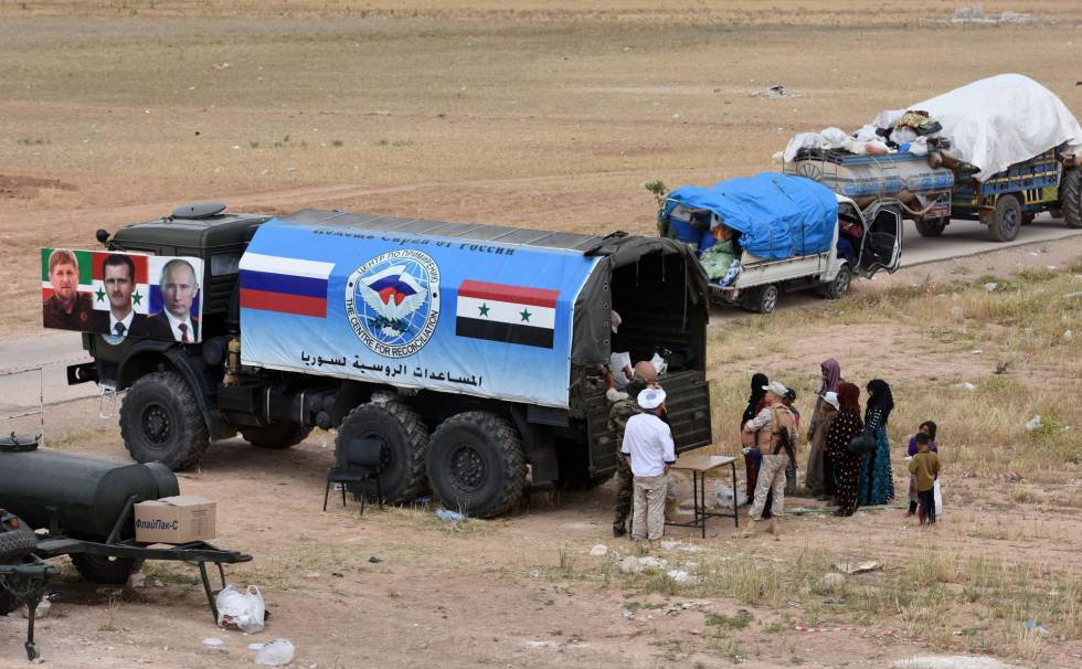 Militares rusos distribuyen comida a un grupo de sirios en el oeste del país.