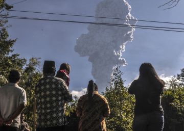 Máxima alerta de aviación tras la erupción del volcán Merapi en Indonesia