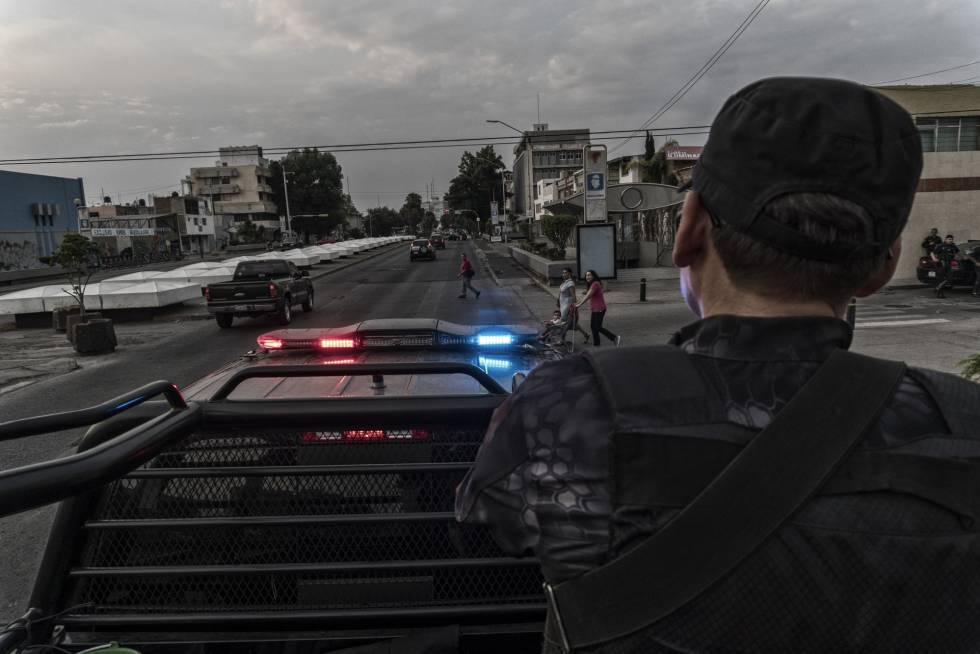 Personal de la policía del estado de Jalisco patrulla la avendia Federalismo una de las principales del primer cuadrode la ciudad.