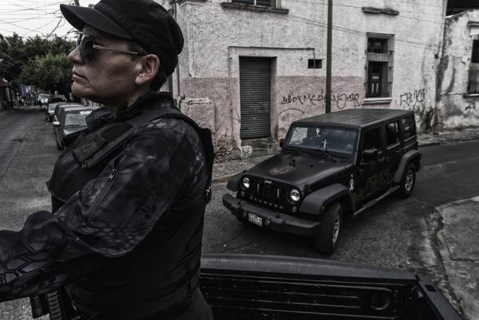 Personal de la policía del estado de Jalisco patrullan la ciudad de Guadalajara.