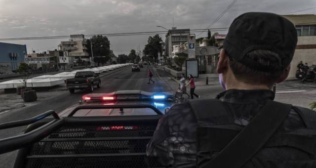 Policía de Jalisco patrulla una avenida de la ciudad.