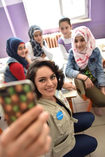 La actriz turca Ezgi Mola se hace un autorretrato con unas alumnas sirias la semana pasada en Estambul.