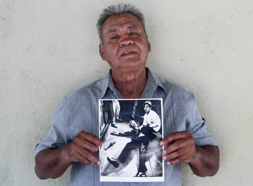 Juan Romero, que hoy tiene 67 años, con la foto de Boris Yaro en la que aparece sujetando la cabeza de Kennedy.