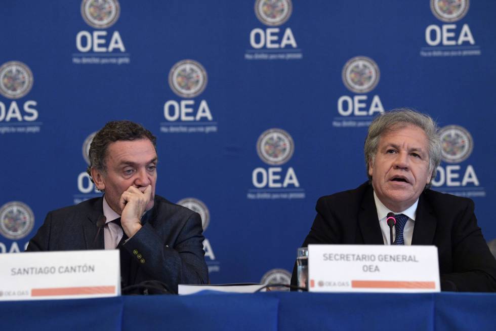 El secretario general de la Organización de los Estados Americanos (OEA), Luis Almagro, junto a Santiago Cantón, exsecretario ejecutivo de la Comisión Interamericano de Derechos Humanos (CIDH), en la sede del organismo en Washington (EE.UU.).