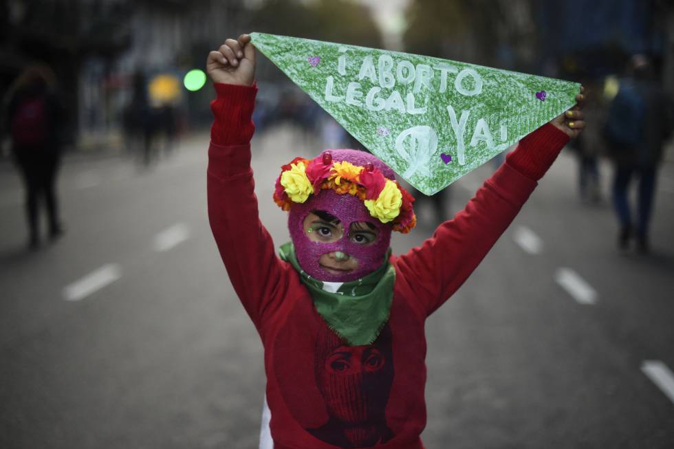 Una niña pide la legalización del aborto en la marcha de Ni Una Menos.