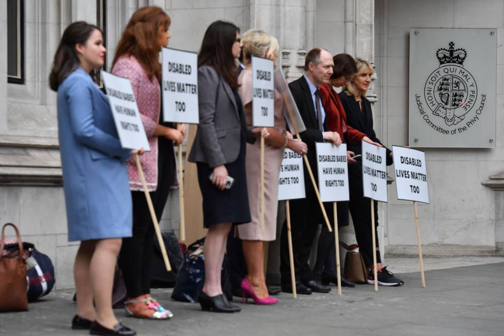Manifestantes antiabortistas, durante una protesta esta maÃ±ana ante al sede de la Corte Suprema BritÃ¡nica en Londres