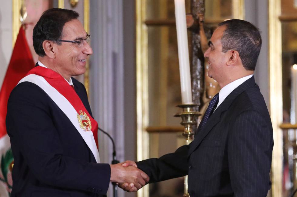 El presidente Martín Vizcarra y el nuevo ministro, Carlos Oliva.