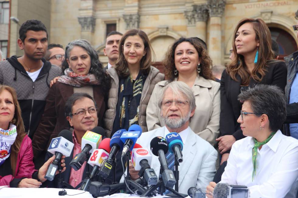 De izquierda de derecha, Ángela Robledo y Gustavo Petro, candidatos a las presidencia, reciben el apoyo de Antanas Mockus y Claudia López.