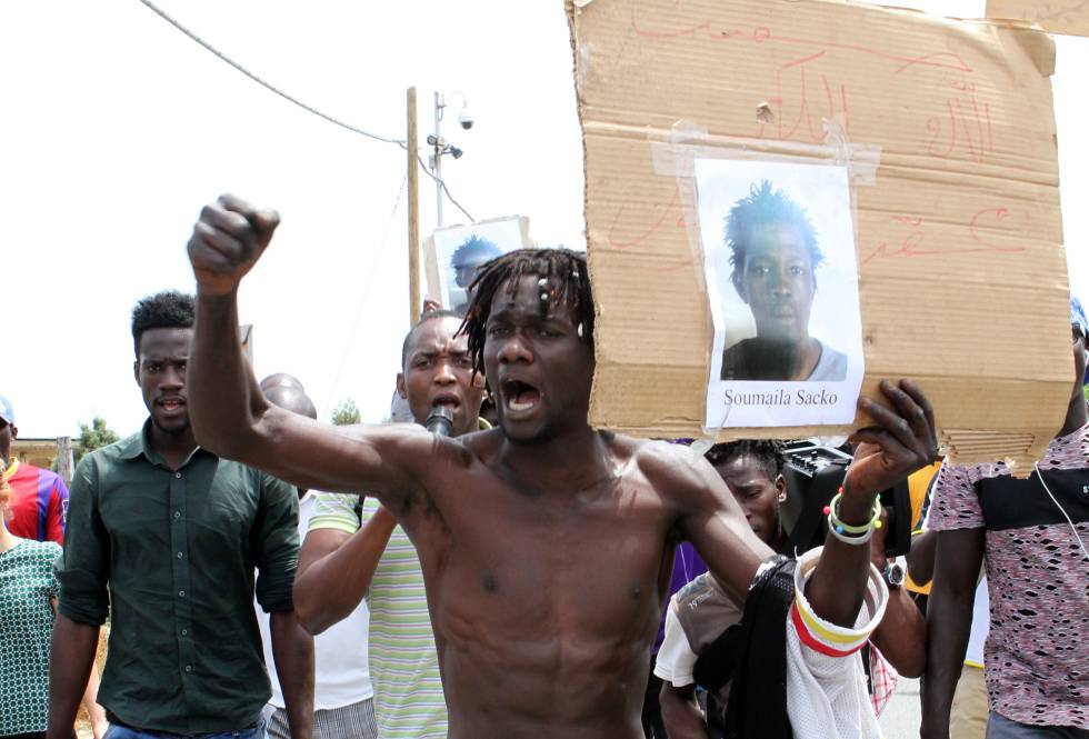 Los jornaleros africanos de San Ferdinando protestan por el asesinato del compaero Soumayla Sacko.