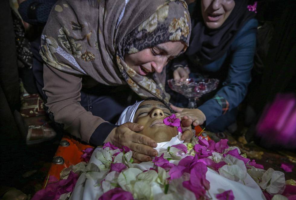 La madre del Haitam al Jamal, de 14 aÃ±os, muerto el viernes tras recibir un disparo de tropas israelÃ­es, llora sobre su cadÃ¡ver en el funeral en Refah (sur de Gaza).