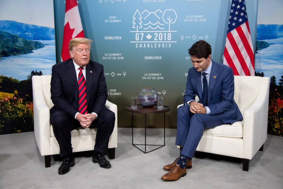 El primer ministro canadiense, Justin Trudeau, a la derecha, junto a Donald Trump al inicio de la cumbre del G7 en la región quebequesa de Charlevoix.