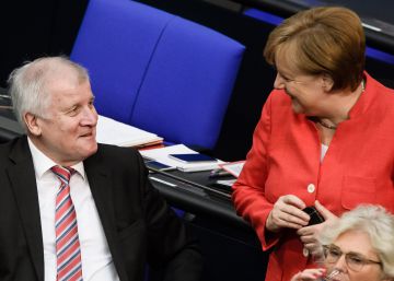 La canciller alemana, Angela Merkel, (dch) conversa con el ministro del Interior, Horst Seehofer,durante una sesión parlamentaria en el Bundestag en Berlín, la semana pasada. 