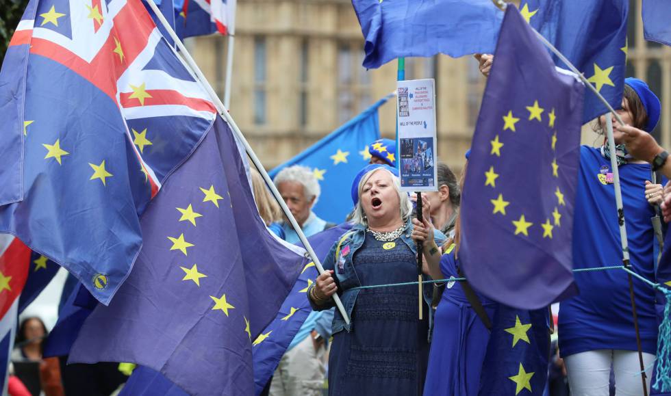 Manifestantes con banderas europeas contra el Brexit frente al Parlamento británico este martes.