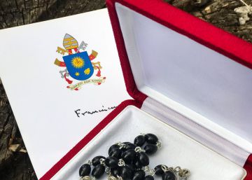 El rosario que recibió Lula da Silva.