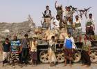 Los habitantes del puerto yemení de Hodeida intentan huir de los bombardeos saudíes